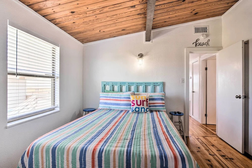 Gulf Coast Views! Coastal Winter Gem in Galveston