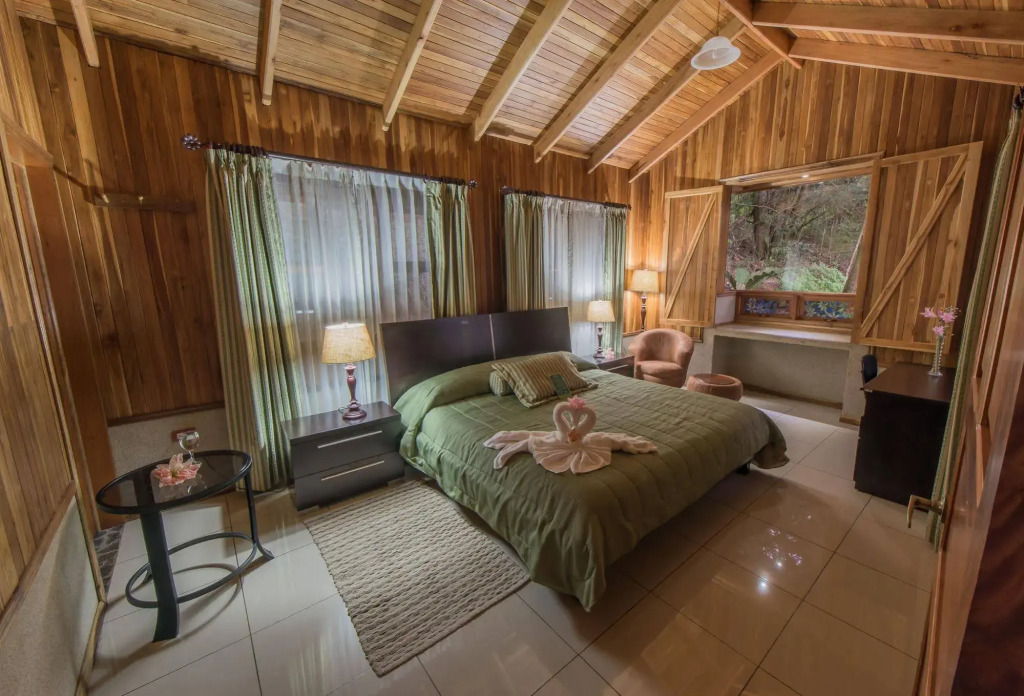 Los Pinos Cabins & Reserve