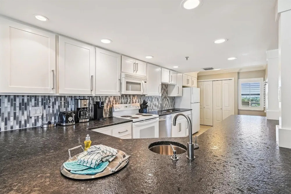 Inlet Reef 315 2 Bedroom Condo by RedAwning