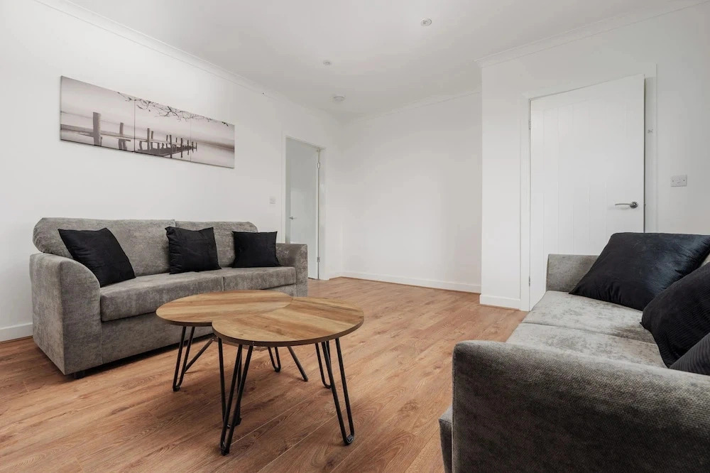 3-Bed Bolton - Hospital & Town