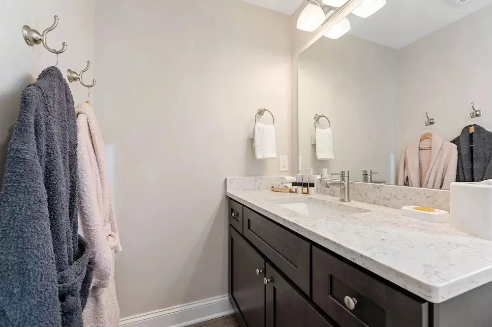 539 Bay St. Lake View Condo Unit 404E