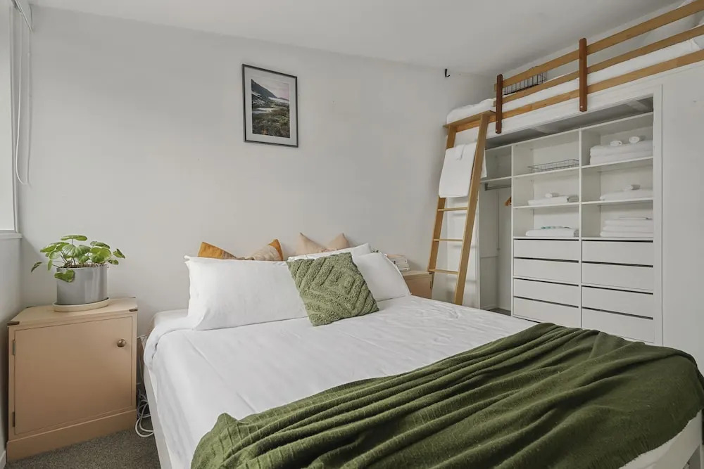 Central Quiet 2BR Apt -  Wifi -  Parking