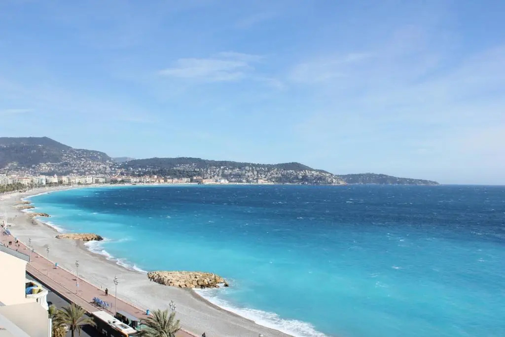 Appartement 3 pièces Nice Promenade des anglais dernier étage vue mer solarium