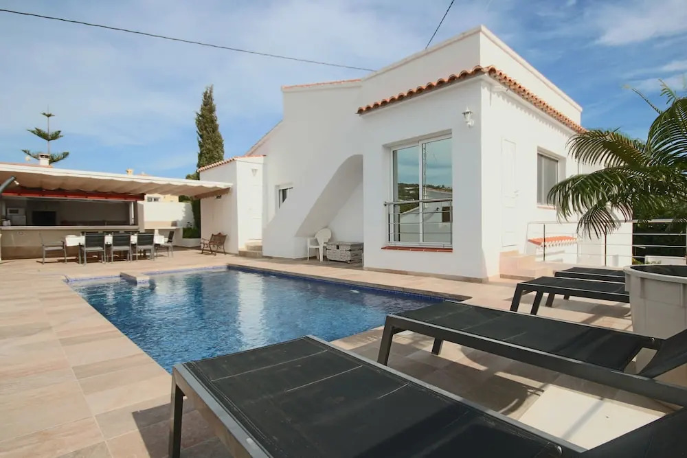 Private Family Retreat With Pool Short Walk to the Sea