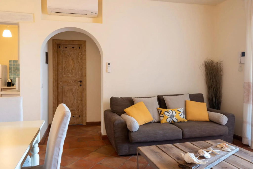 It is located on the ground floor and consists of a large room with a double bed, a bathroom with a-MOLARA 1_PT