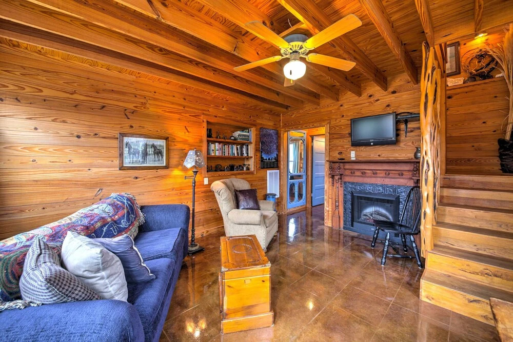 Ark Bunkhouse Fredericksburg Hideaway w/ Hot Tub