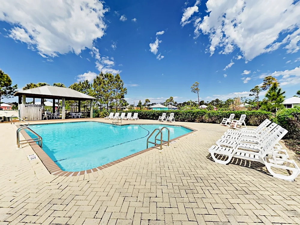 Stylish Beach W/ 2 Pools & Screened Deck 3 Bedroom Cottage