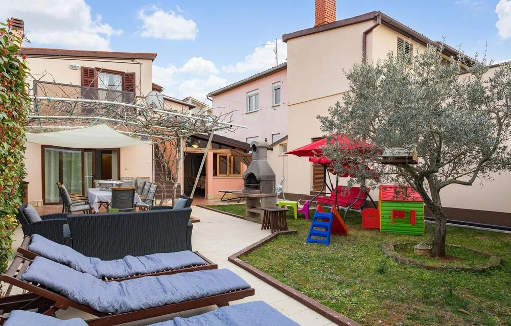 Beautiful Home in Fazana With Wifi, 5 Bedrooms and Outdoor Swimming Pool