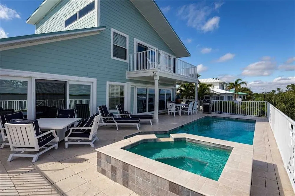 Blue Heaven, 3 Bedrooms, Bay Front, Private Pool, Pet Friendly, Sleeps 10