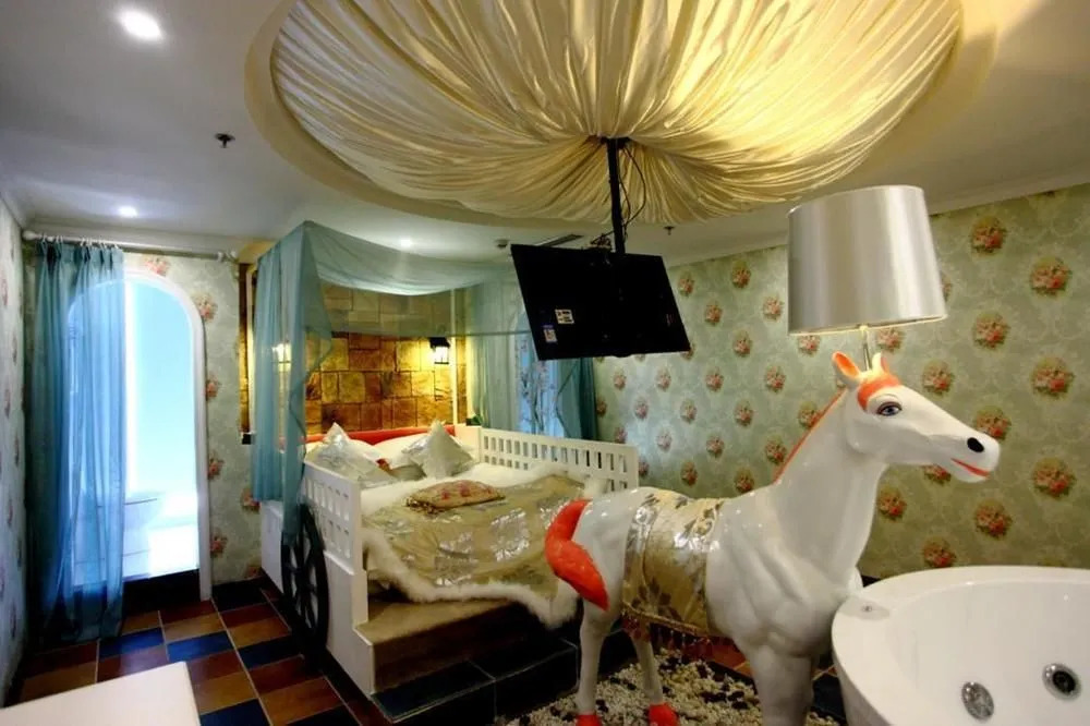 Wuhan U and I Theme Hotel