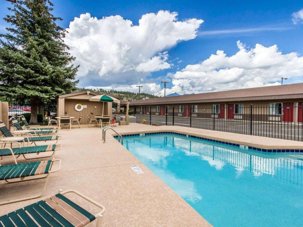 Econo Lodge University