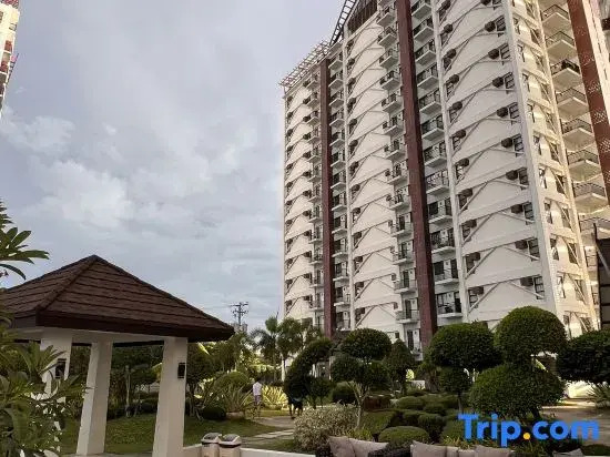Seven-Eleven Inn 1BR Condo - Royal Oceancrest Mactan