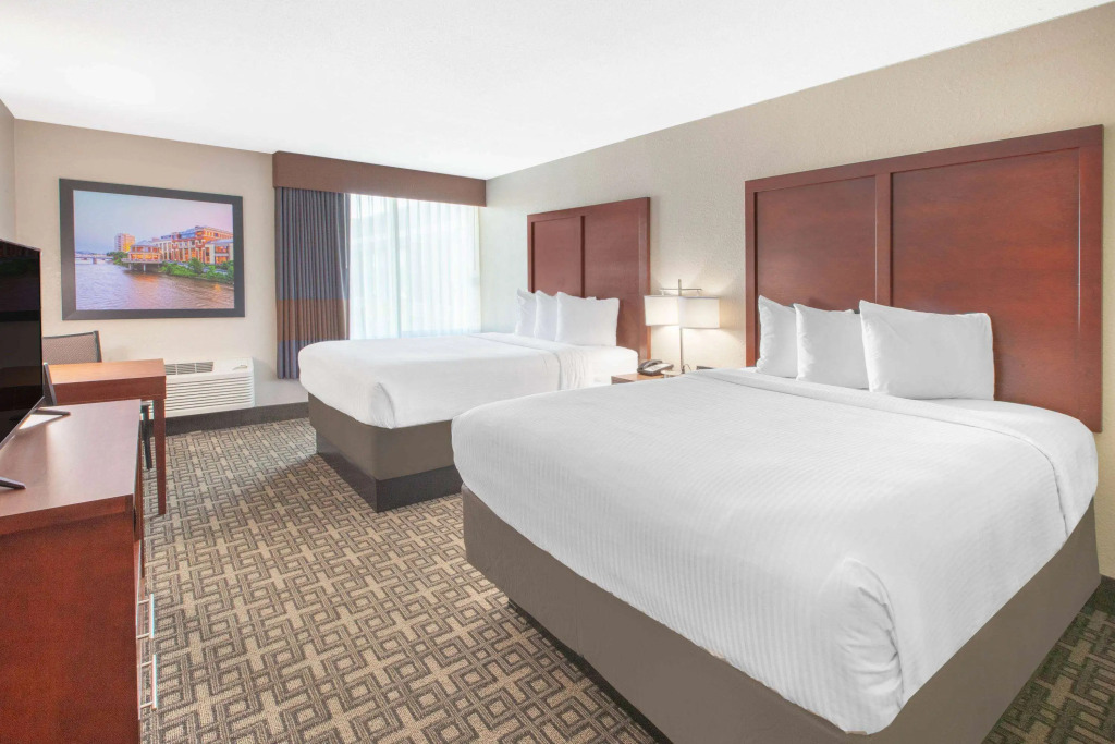 Days Inn & Suites by Wyndham Grand Rapids Near Downtown