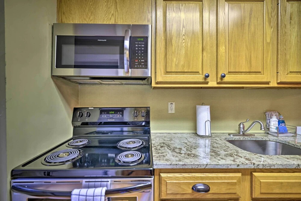 Cozy Poconos Townhome w/ Fireplace Near Jack Frost