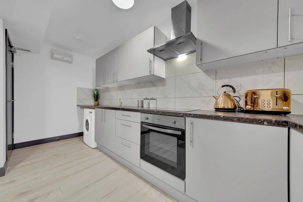 Inviting 1-bed House in Feltham