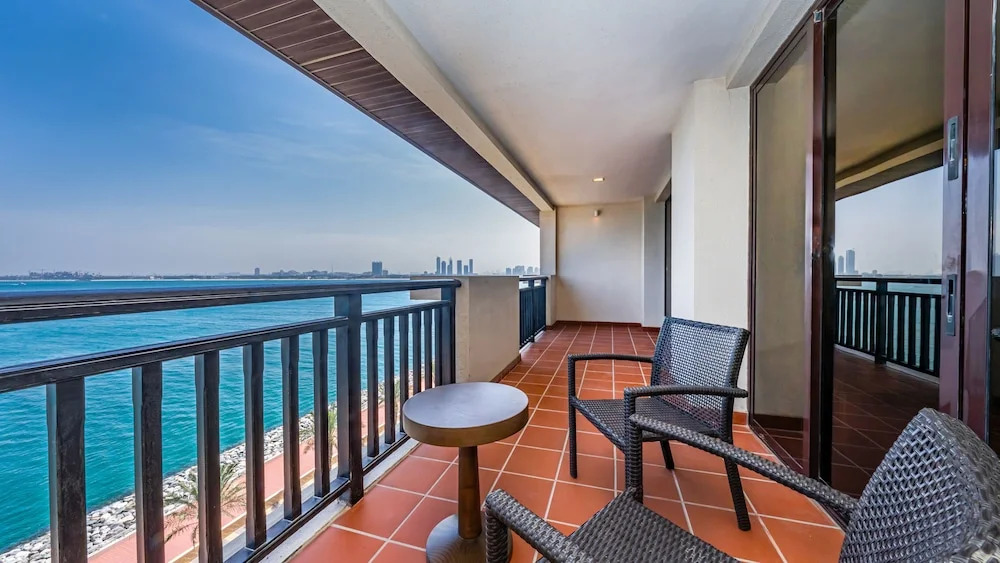 Luxury StayCation - Exquisite 1BR with Stunning Views on Palm Jumeirah