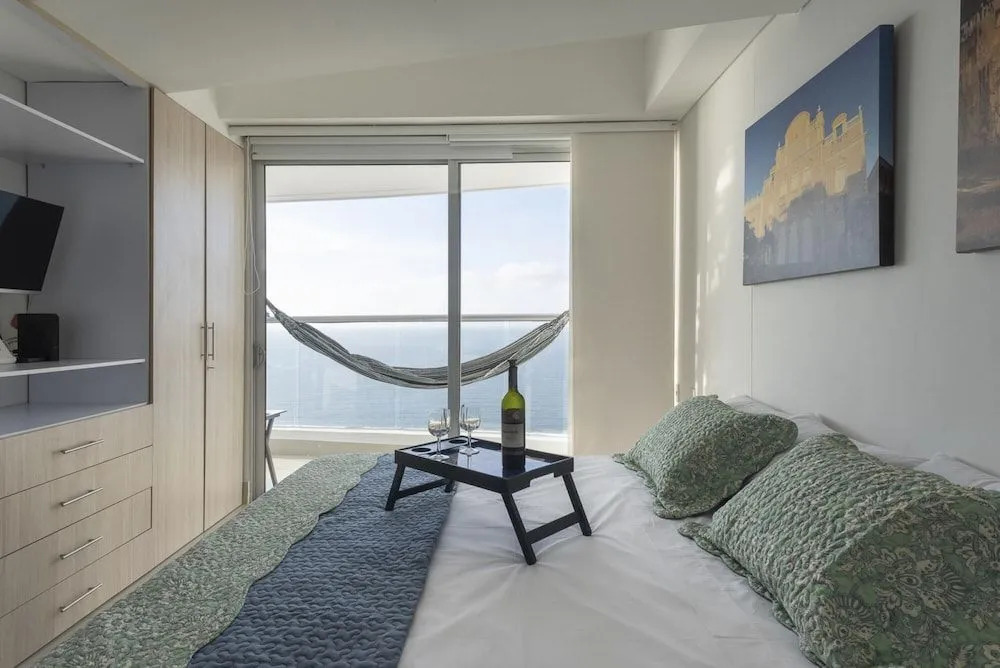 Stunning Highrise Seafront Apartment