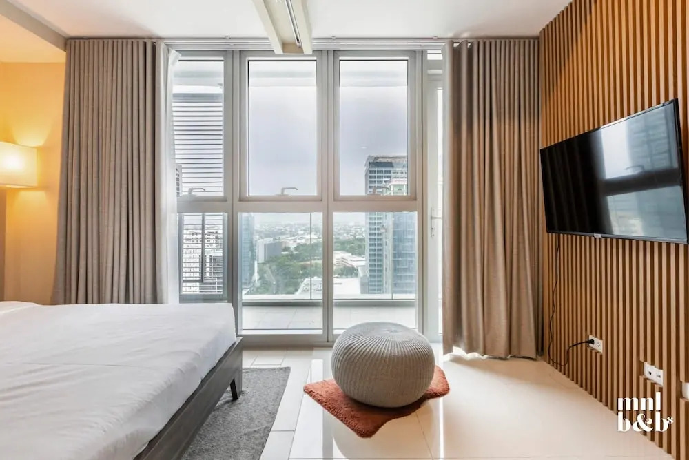 Elegant 1 BR Condo with Balcony in Uptown Parksuites II, BGC