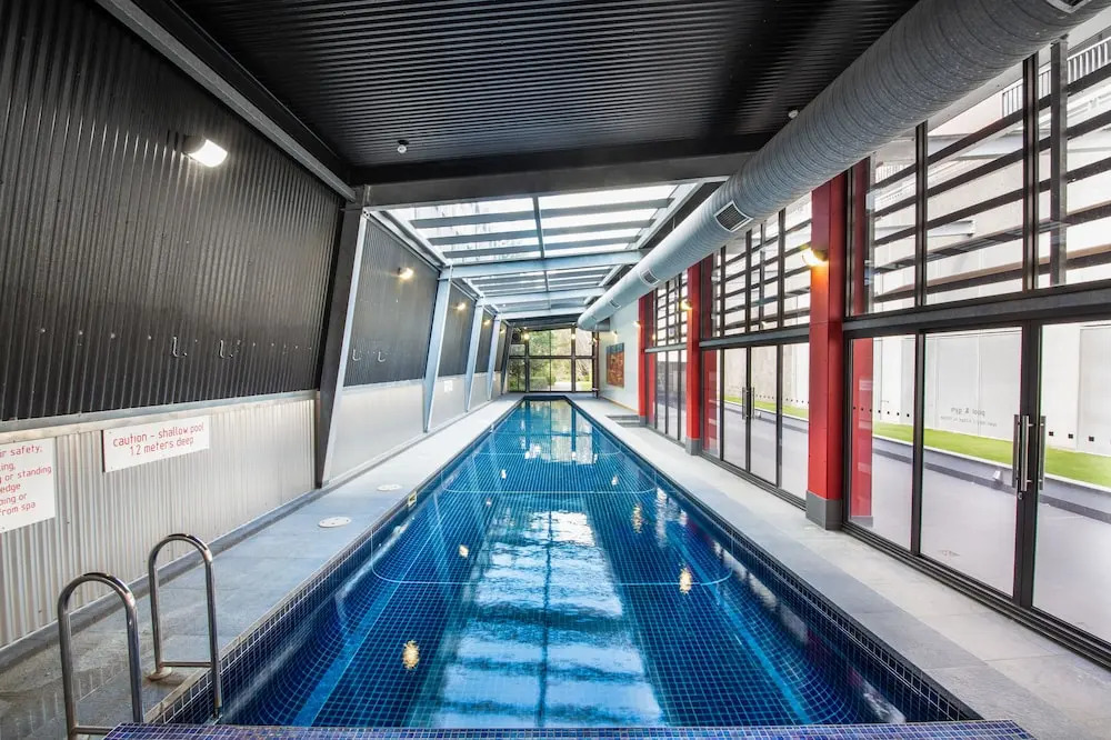 Stylish 2 bed 2 bath parking wifi pool