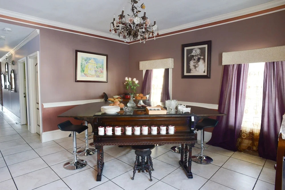 Naomis Inn Bed & Breakfast