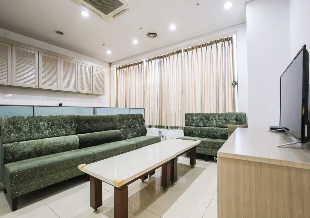 Themepark Tourist Hotel
