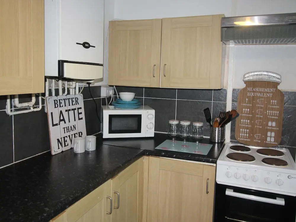 Rickard Street 4 Bed House Near J32 and M4 by Cardiff Holiday Homes