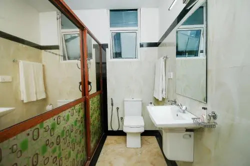 OYO 361 Grand Rovinka Hotel