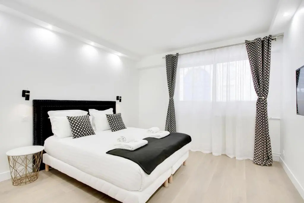 Trocadero/ Eiffel Tower - 3 Bedrooms- All New!