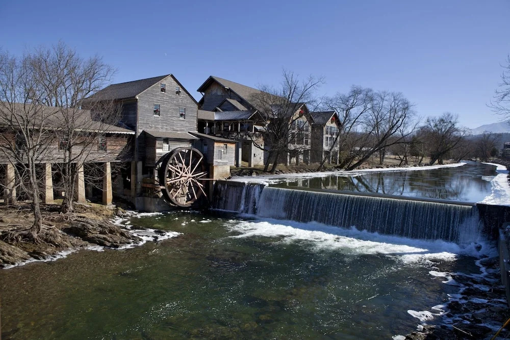 Secluded Creekside W/ Private Hot Tub 4 Bedroom Cabin