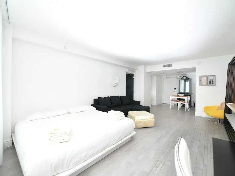 Suite 2 Rooms In a 5 Hotel #404. 2 Queen & King