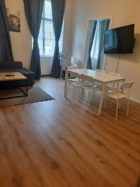 Spacious 2BR 1LR Apartment Central Area