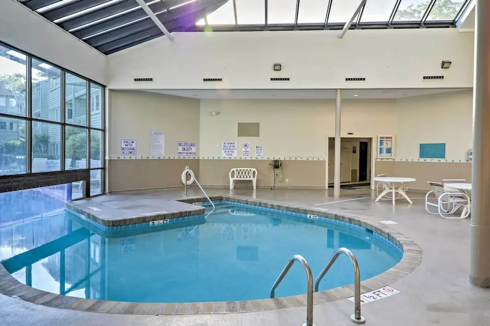 Beachfront Penthouse: Pools, Tennis Courts, Views!