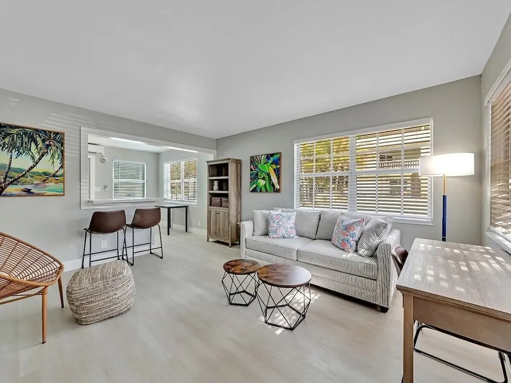 Beachside 1BR Apt Walk to Hollywood & Dania Beach
