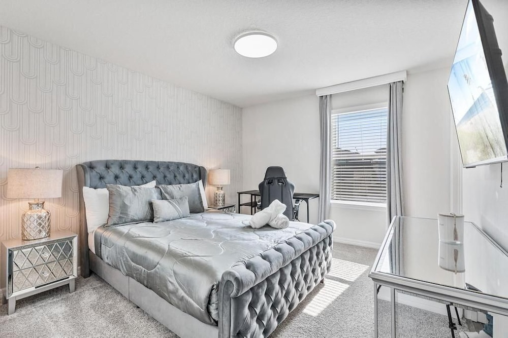 Luxury 5BR w/ Private Pool Windsor