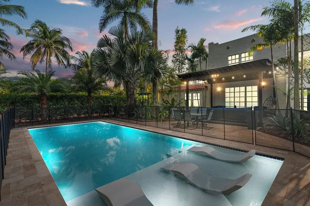2 Mansions Pool Garden & BBQ Sleeps 22-8 BR