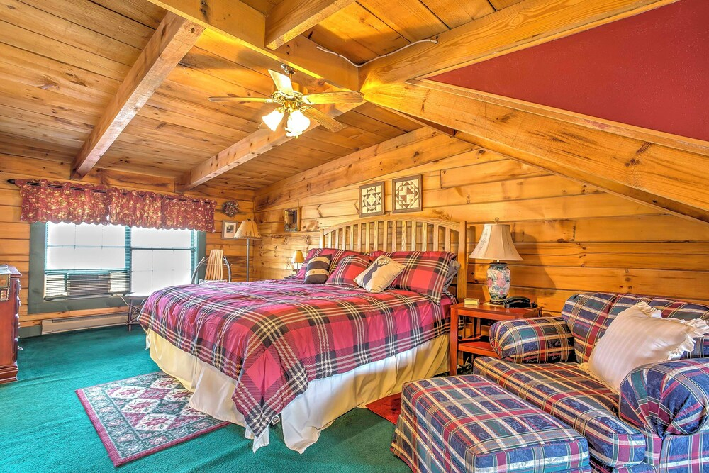 Serene Cabin in the Smokies w/ 2 Decks & Hot Tub!
