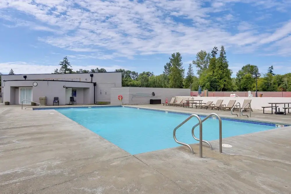 1 Mi to Birch Bay SP! Cozy Cabin w/ Pool Access