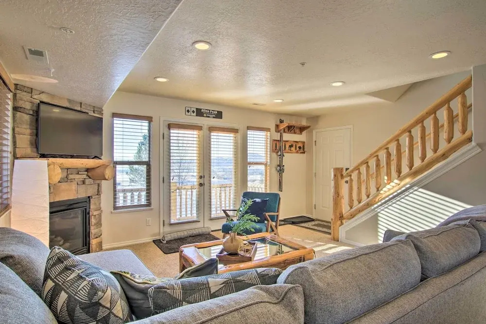 2-condo Property w/ Mtn Views by Golf & Ski Resort