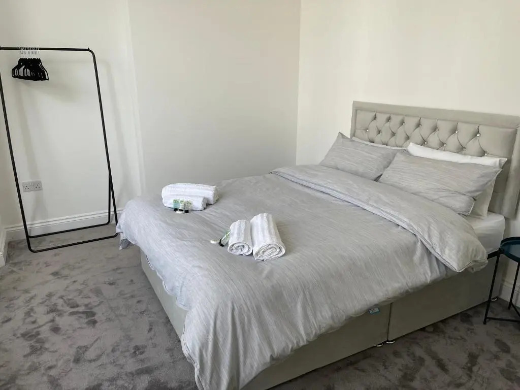 Spacious 2-bed Apartment With Free Parking