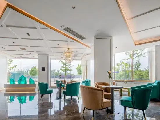 XANA Deluxe Hotel (Huayin Huashan Scenic Area)