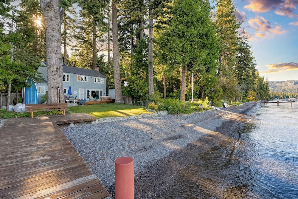 Lakefront Haven by Avantstay Minutes to Ski Resorts Private Dock Boat