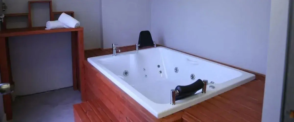 WeNirvana Suit Hotel