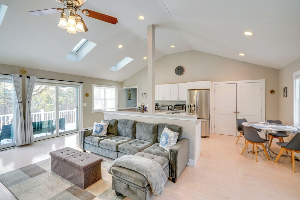 6 Mi to Tanglewood! High-end Lee Apartment