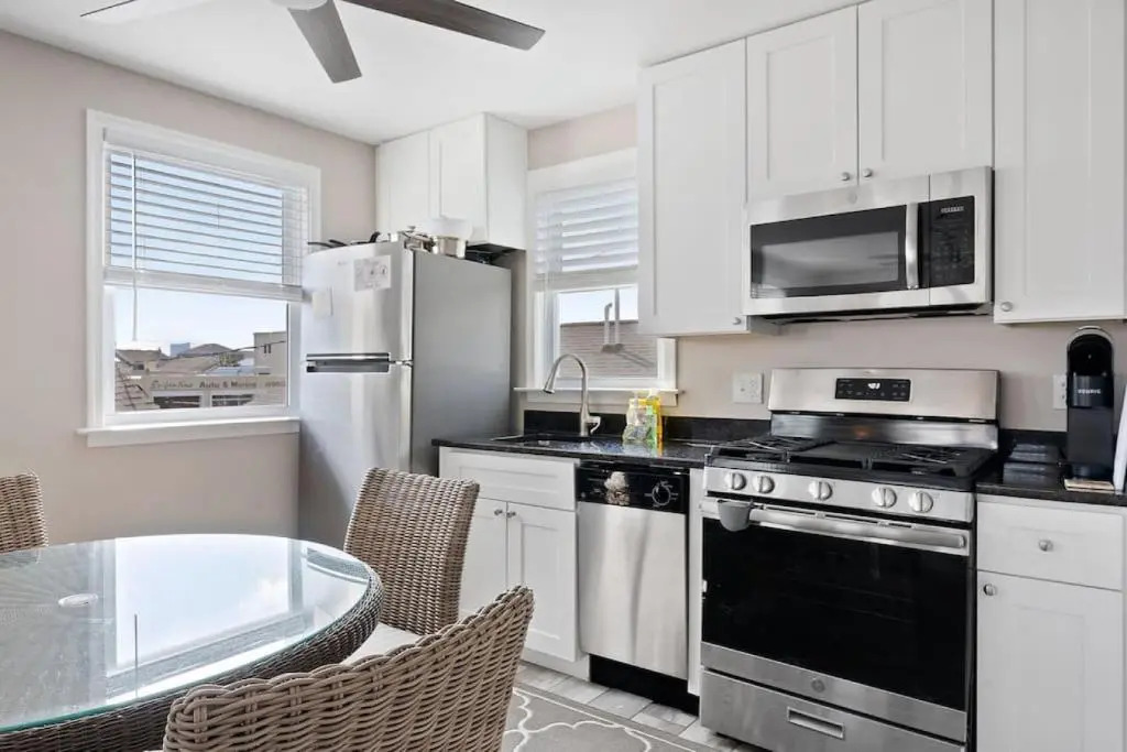 Unit B 2nd fl 2nd fl Hideaway 2 Block to Beach Parking