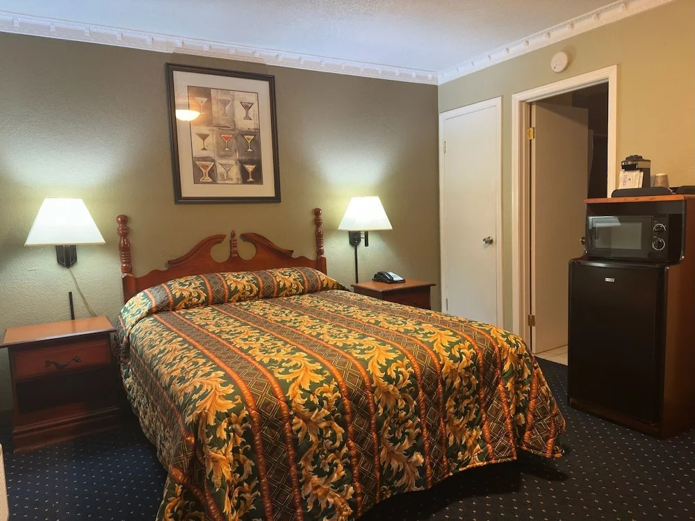 Western Village Inn-NEWLY RENOVATED