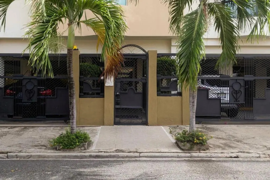 Full apt 1BR plus 1 Sofa Bed Close to zona Colonial