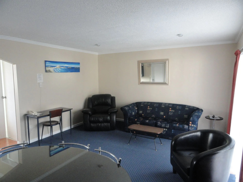 Hawks Inn Motel