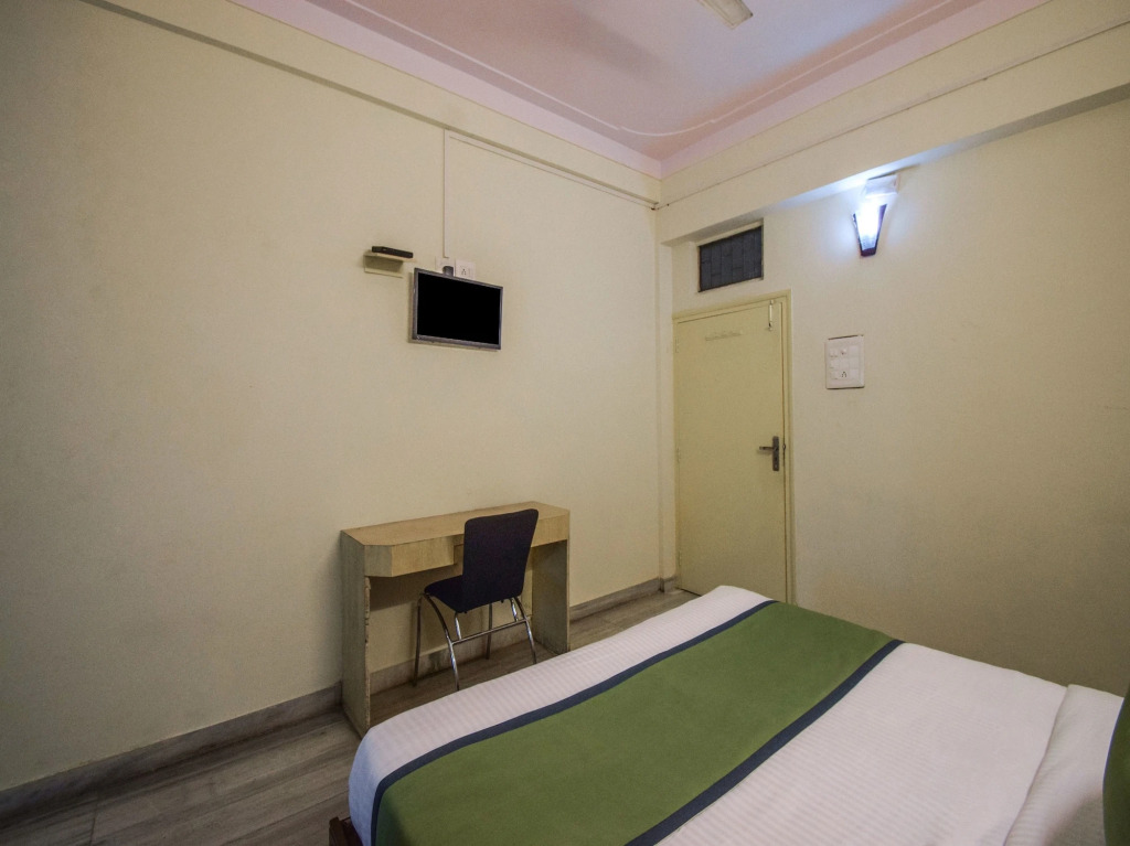 OYO 15212 Hotel Seema