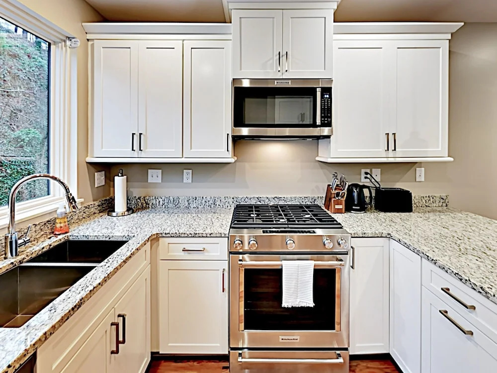New 4-story Townhome 2 Bedrooms 2.5 Bathrooms Townhouse