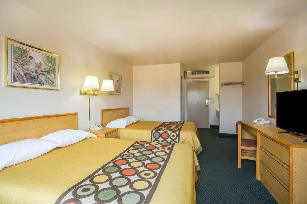 Super 8 by Wyndham Hamilton